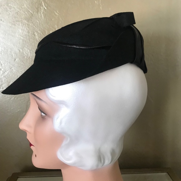 SPLENDID 1930s\' BLACK FELT CLOCHE WITH TOPSTITCHING AND SHINY FABRIC TRIM main image 5
